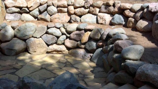 Natural rock retaining wall